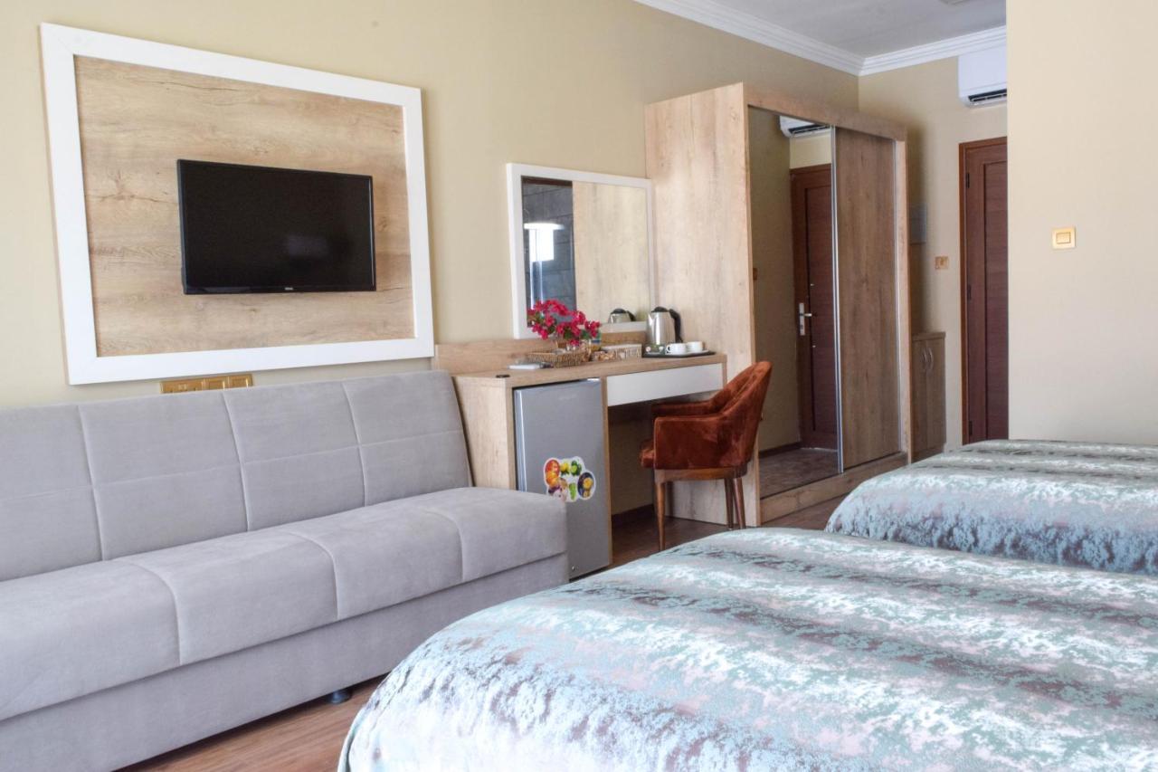 Golden Palms Guest House & Cafe ファマグスタ エクステリア 写真
