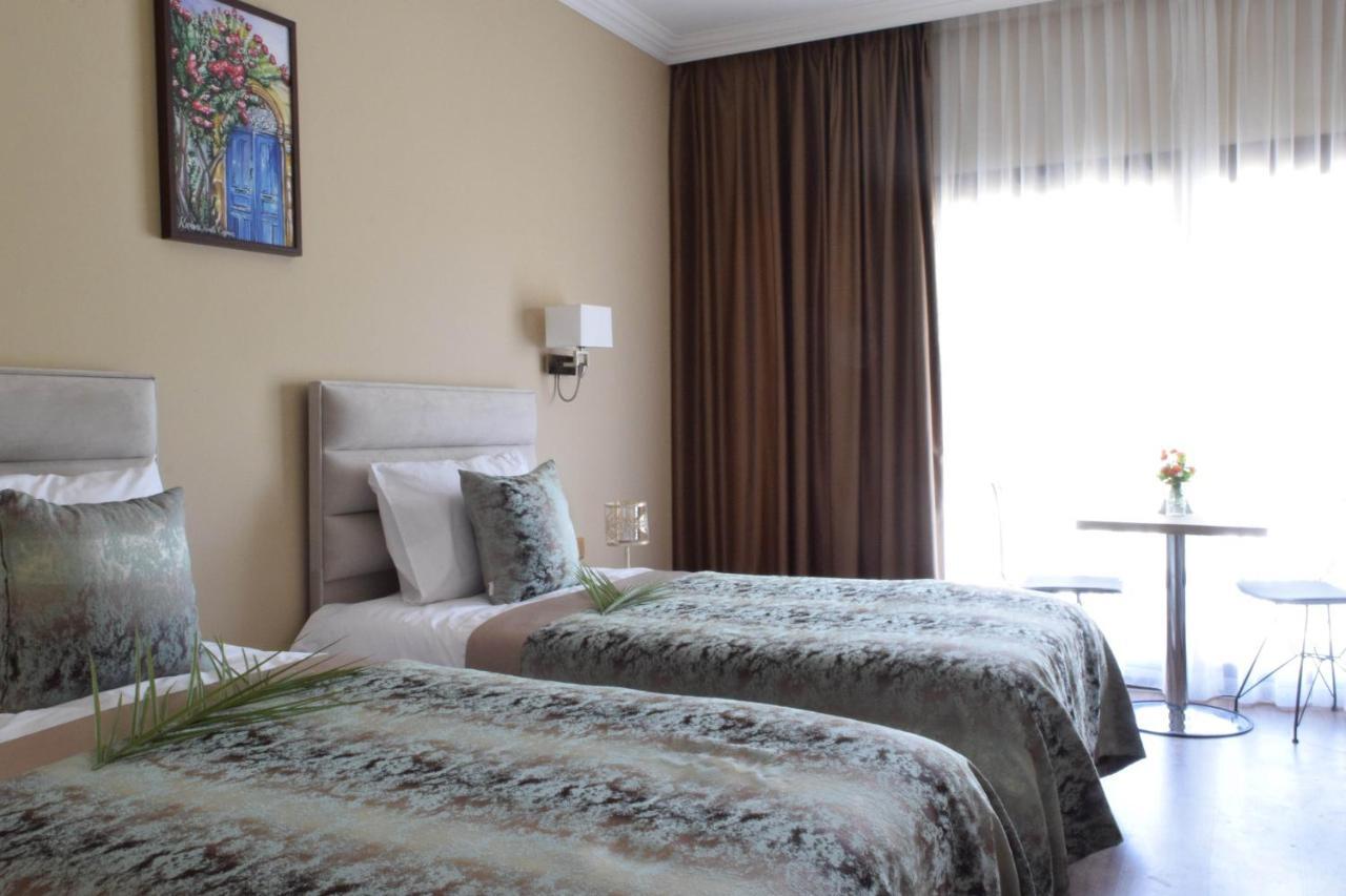 Golden Palms Guest House & Cafe ファマグスタ エクステリア 写真